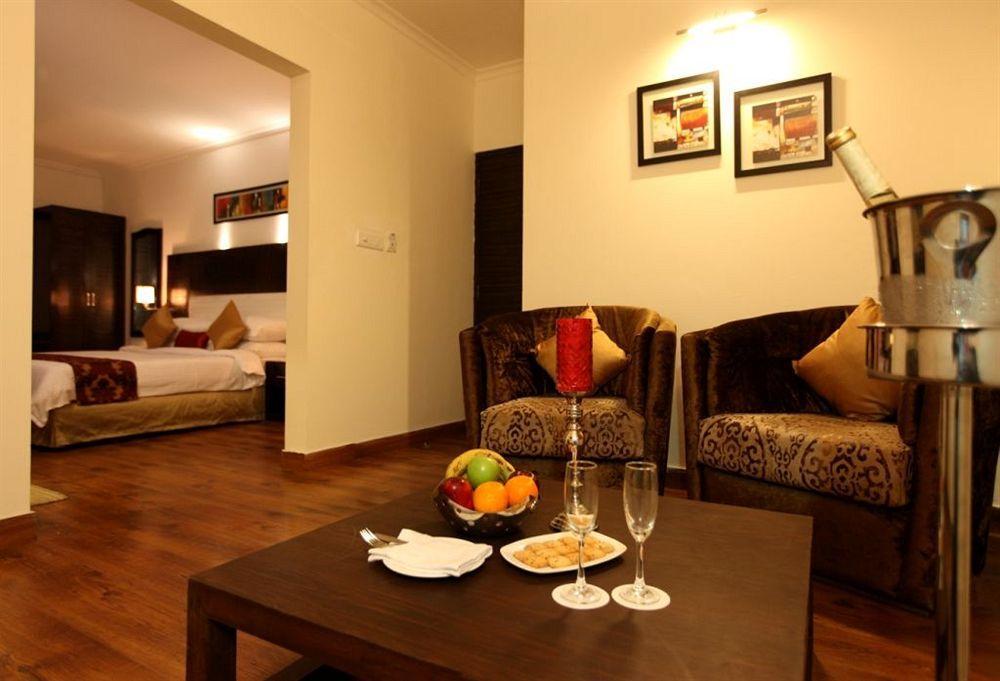 Crossroads Hotel Gurgaon Exterior foto