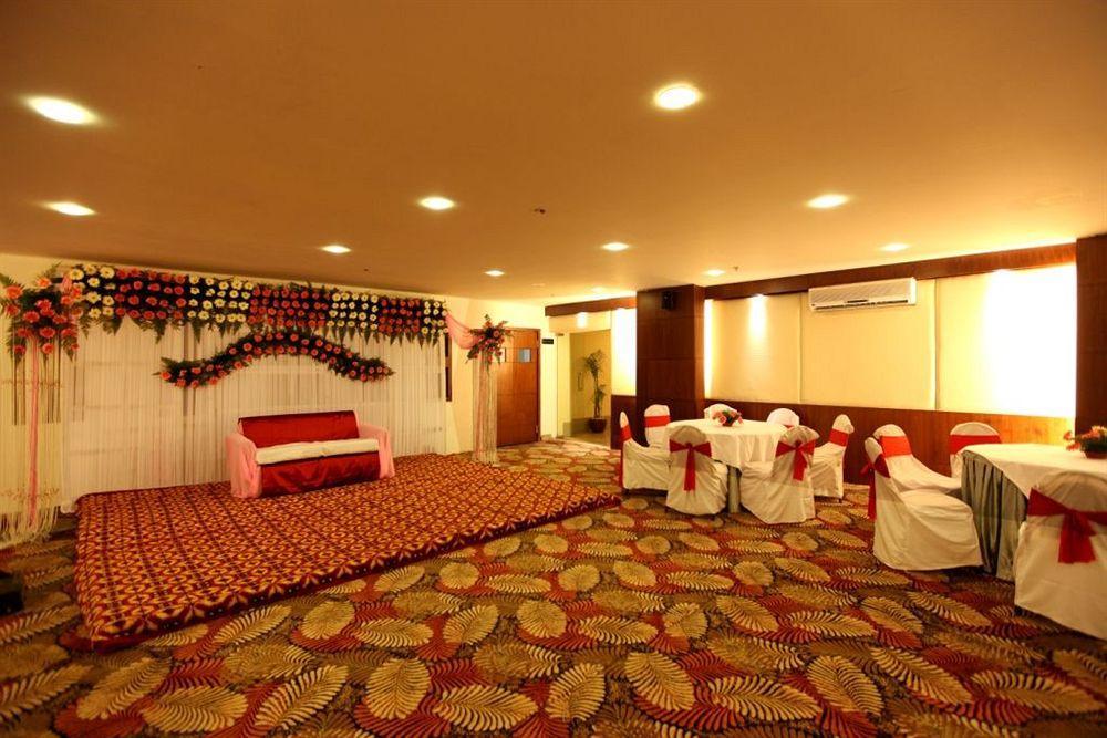 Crossroads Hotel Gurgaon Exterior foto
