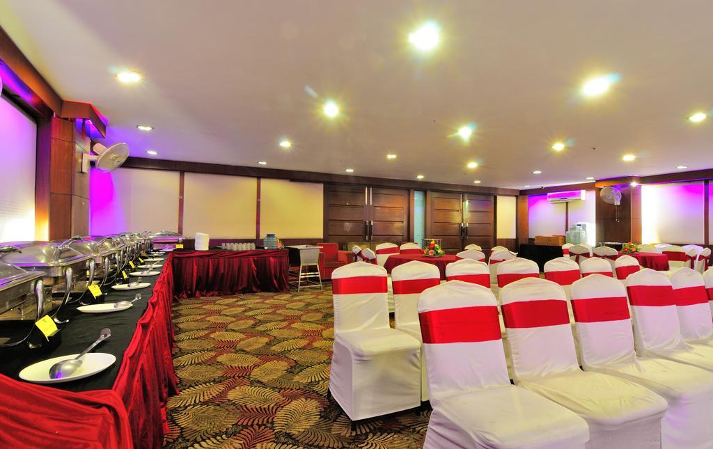 Crossroads Hotel Gurgaon Exterior foto