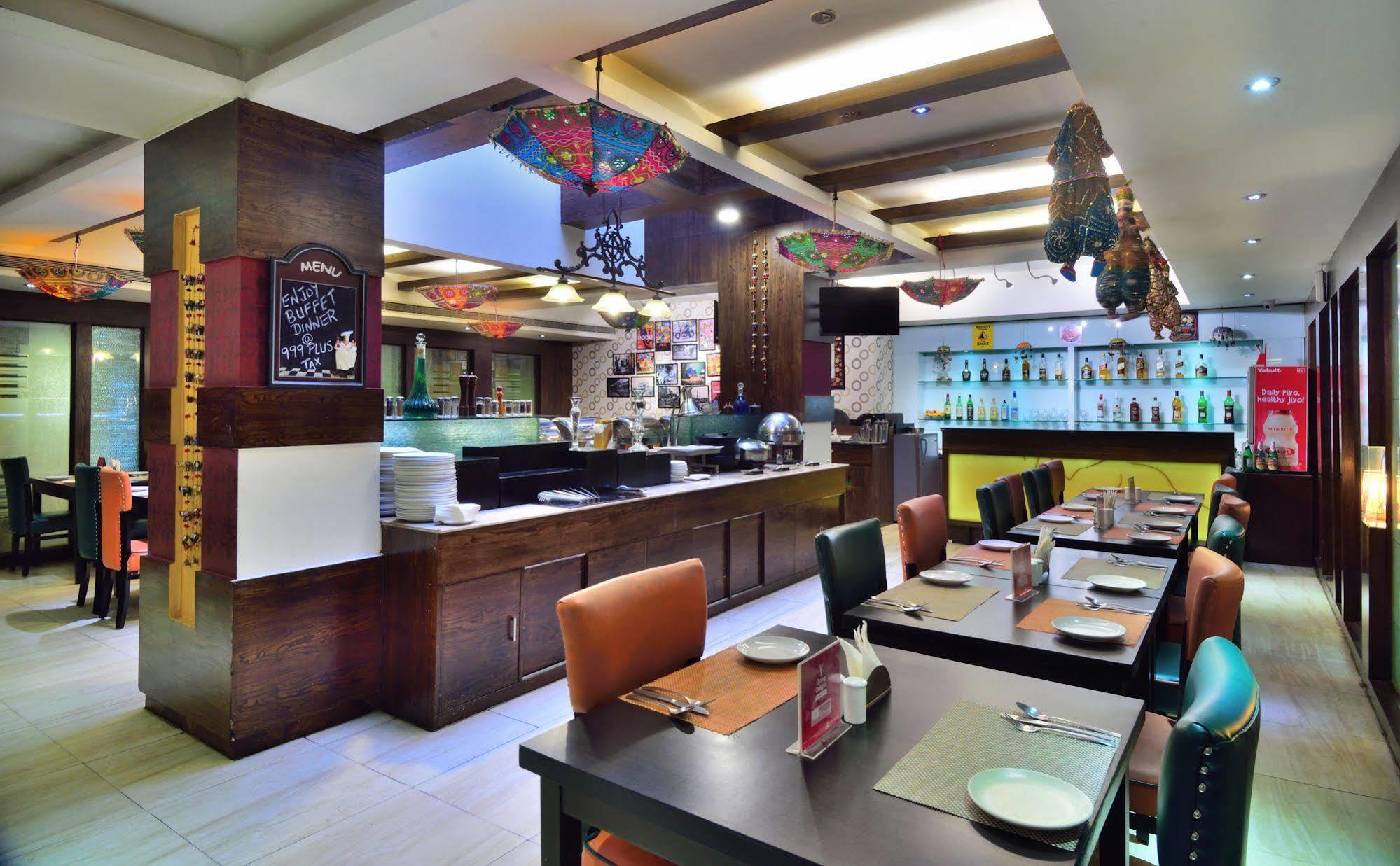 Crossroads Hotel Gurgaon Exterior foto