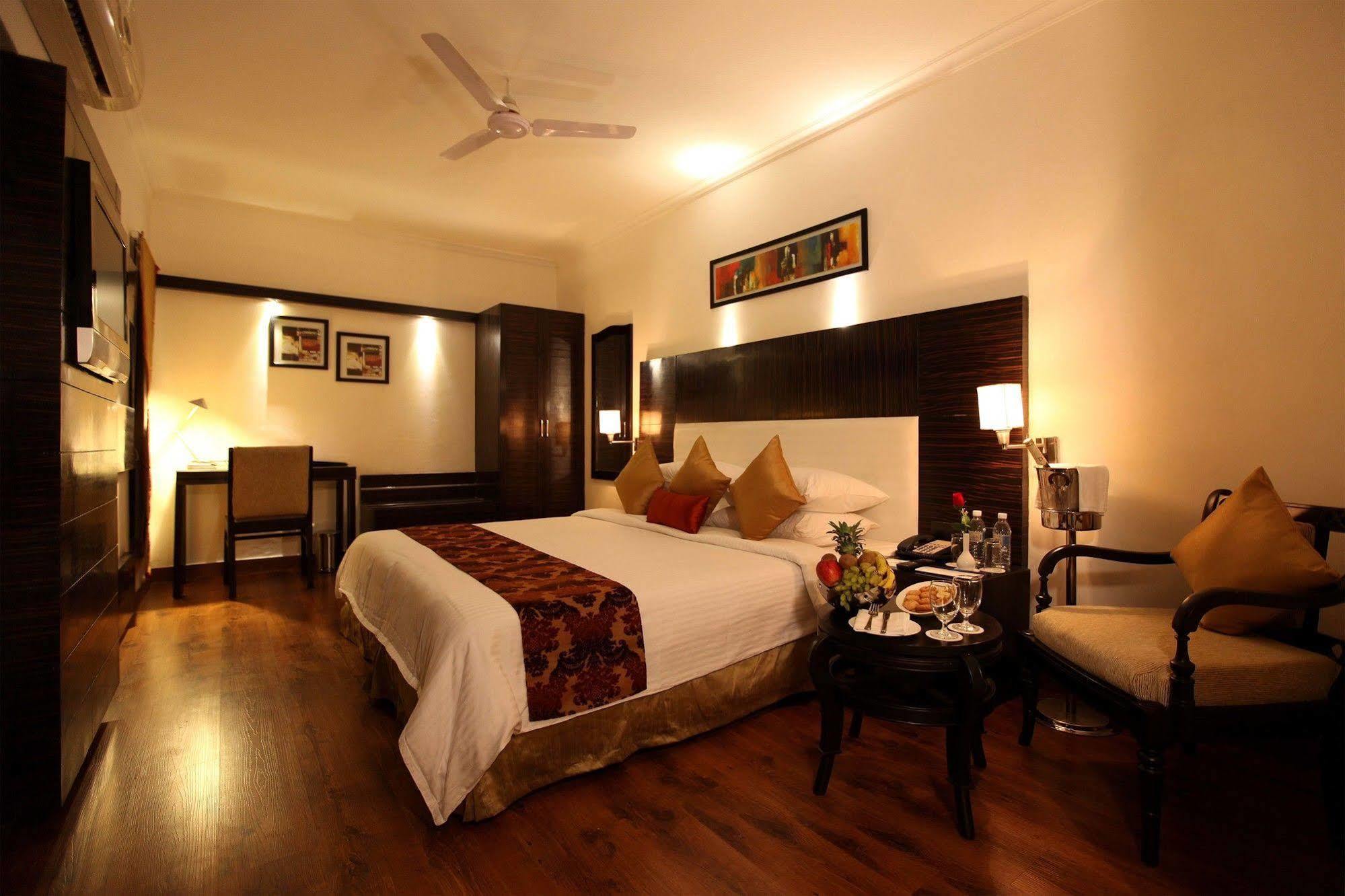 Crossroads Hotel Gurgaon Exterior foto