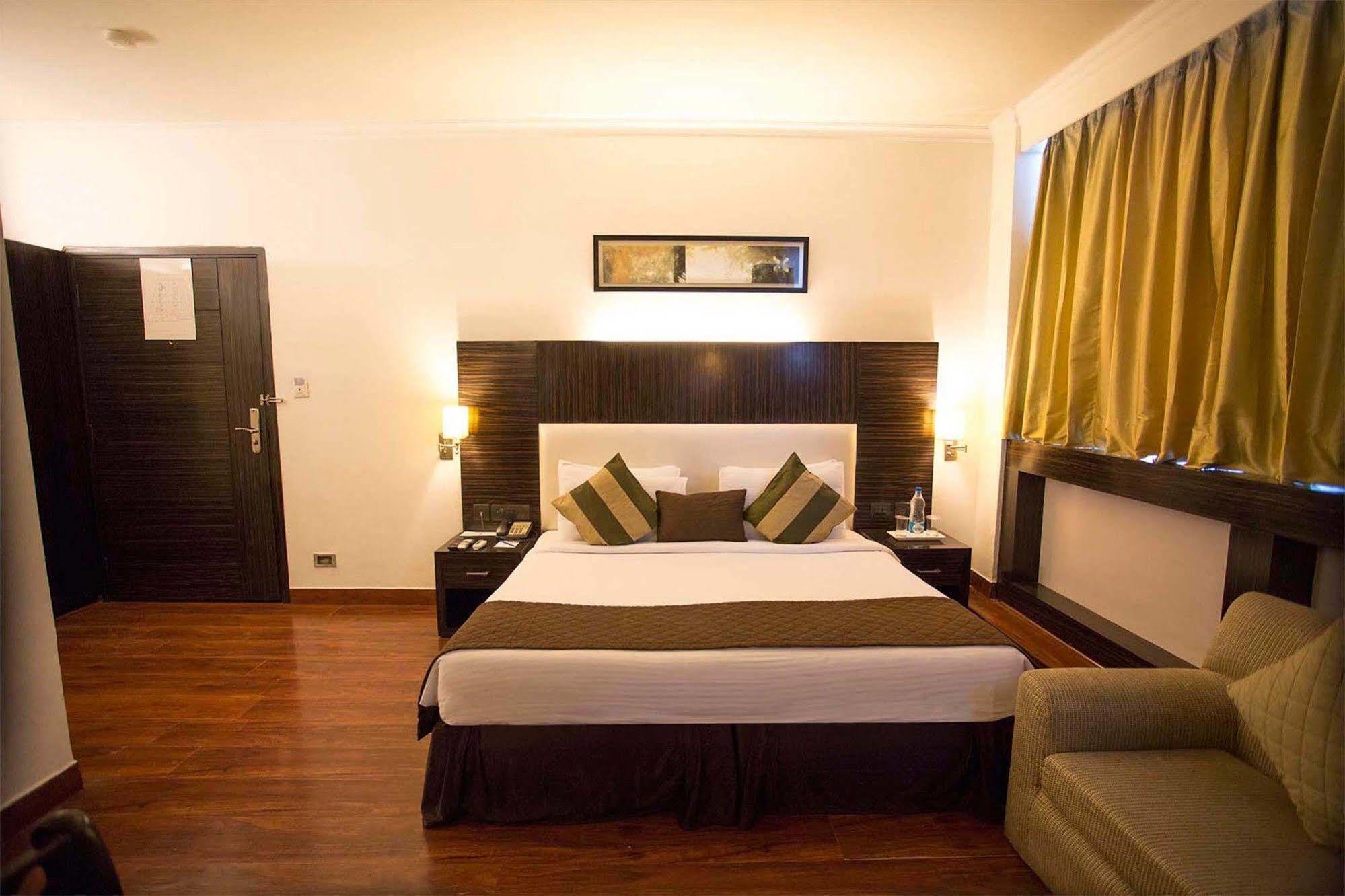 Crossroads Hotel Gurgaon Exterior foto