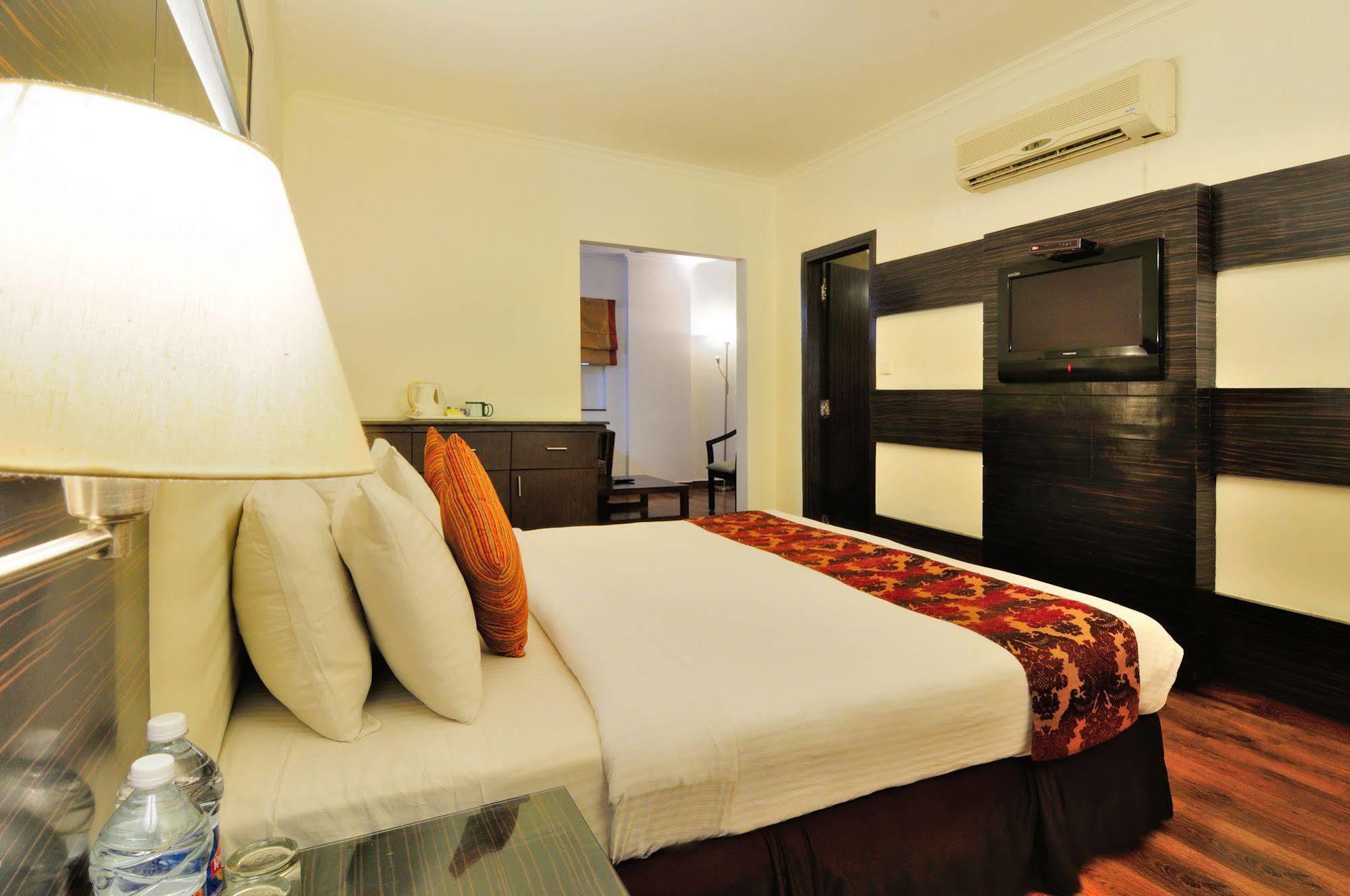 Crossroads Hotel Gurgaon Exterior foto