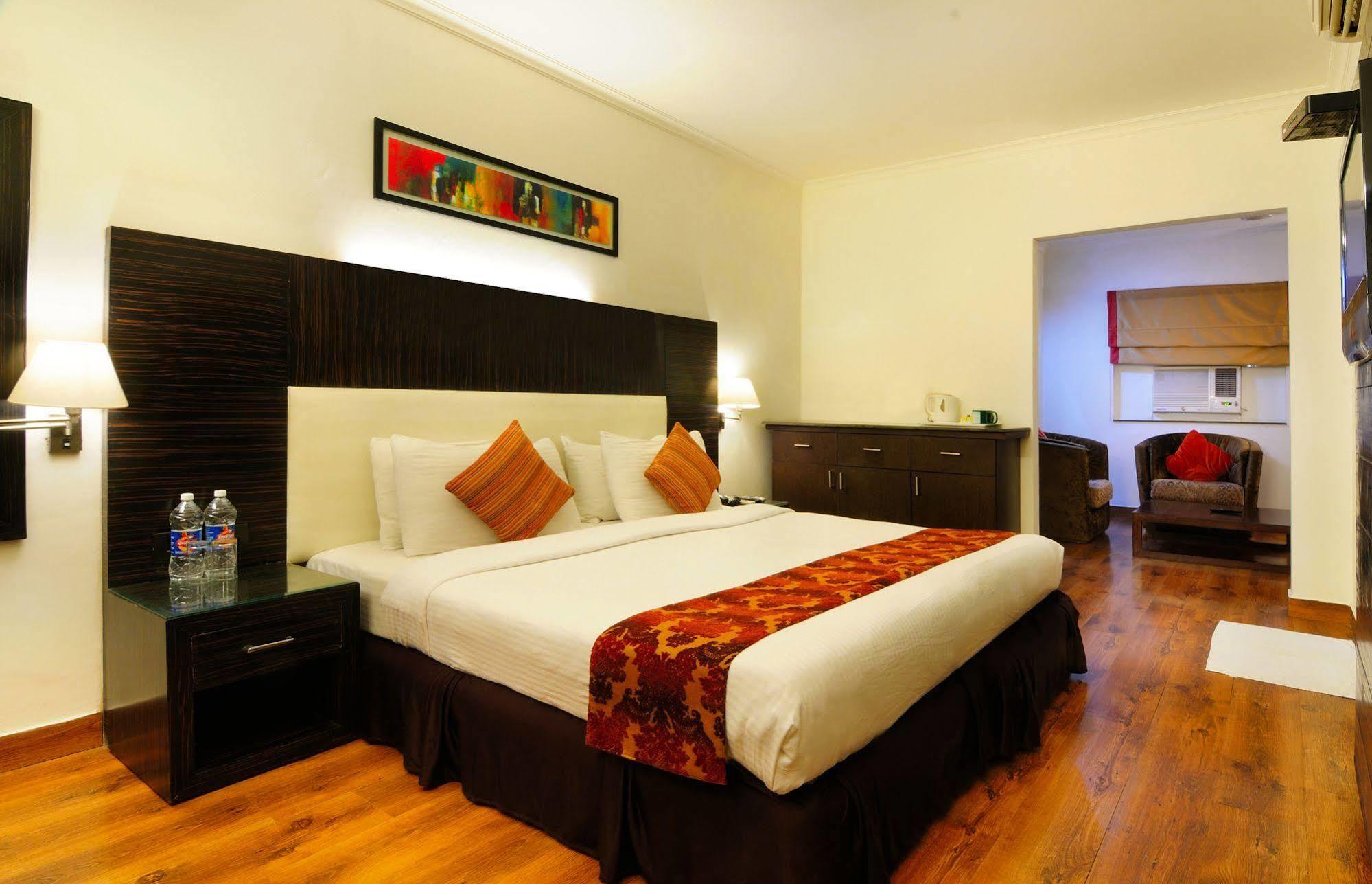Crossroads Hotel Gurgaon Exterior foto