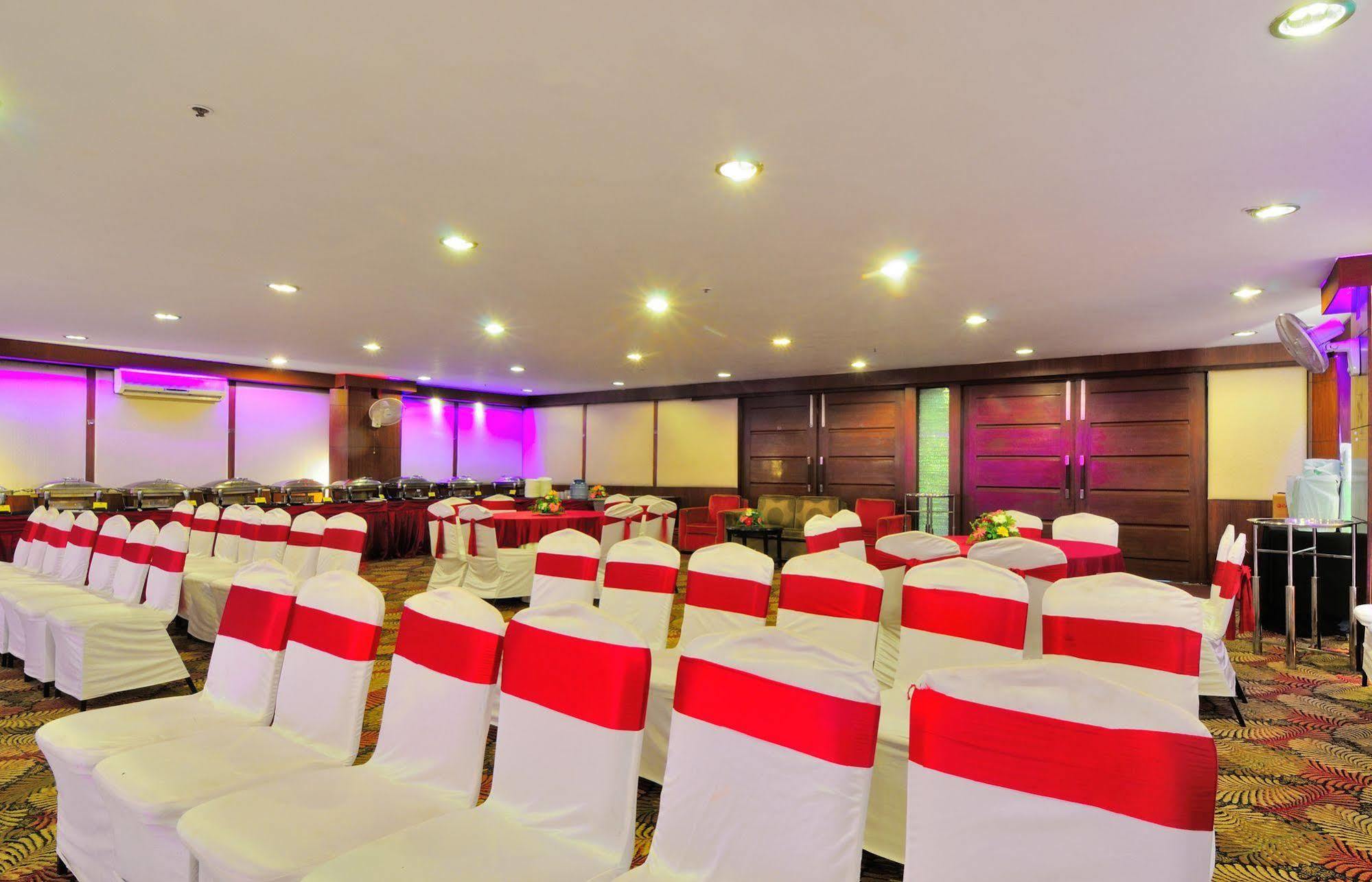 Crossroads Hotel Gurgaon Exterior foto