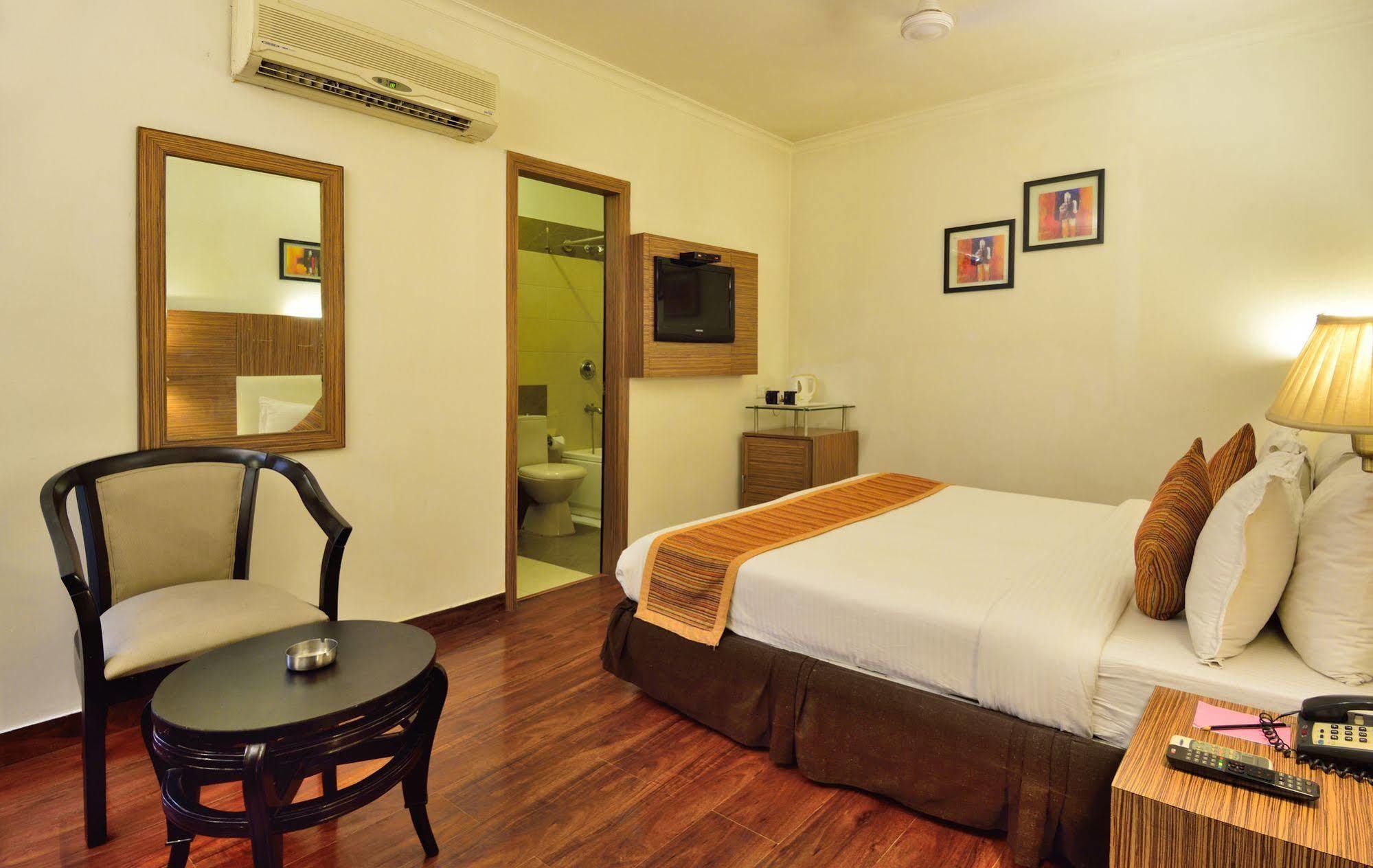 Crossroads Hotel Gurgaon Exterior foto