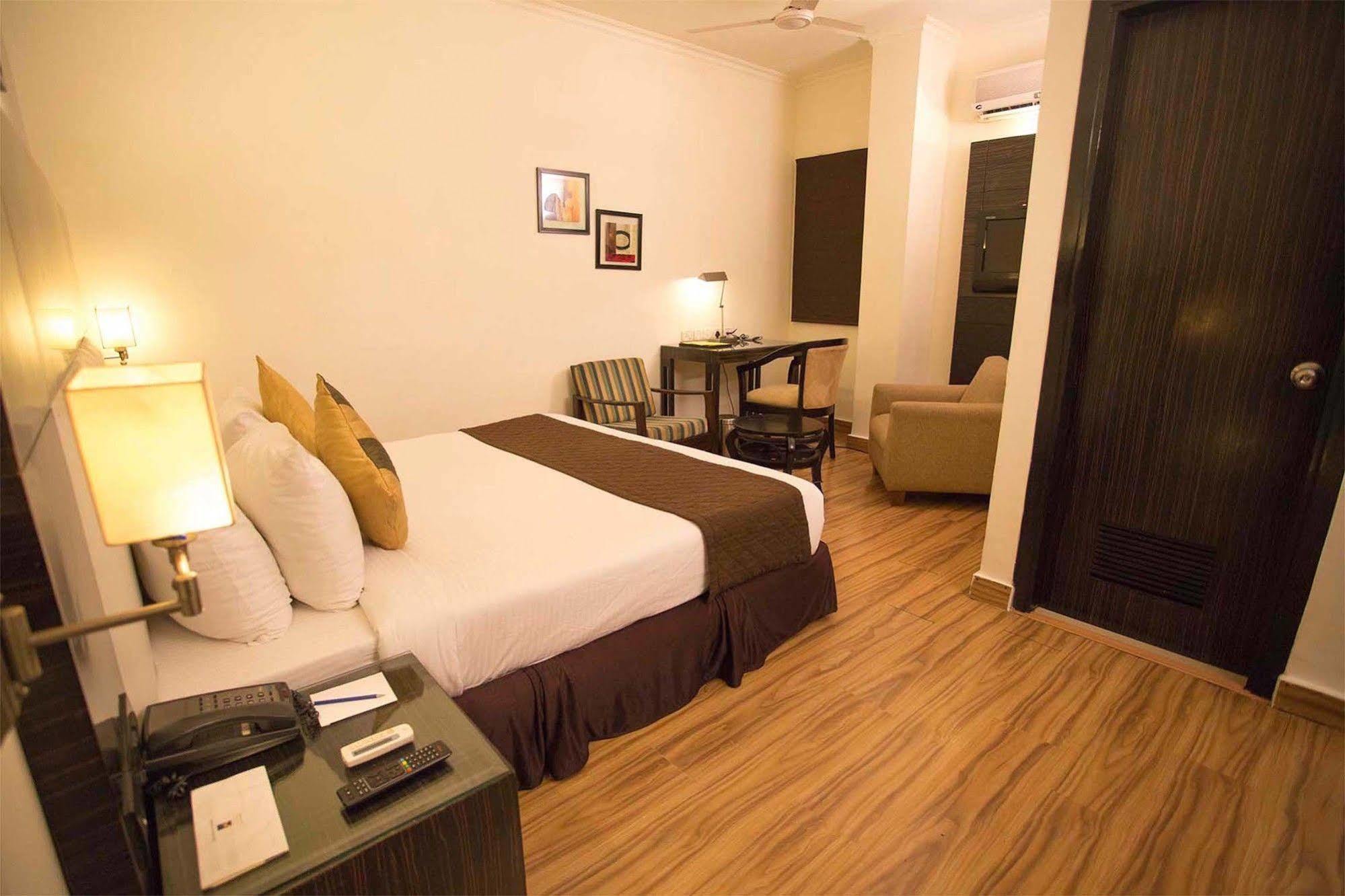 Crossroads Hotel Gurgaon Exterior foto